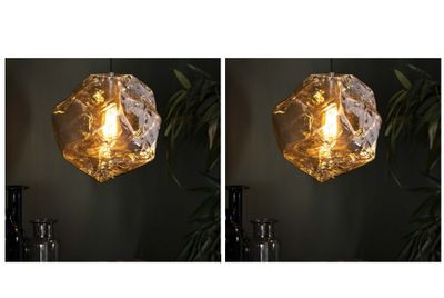deux photos d'une lampe posée sur une table