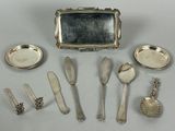 beaucoup de cuillères et de couteaux en argent, ainsi qu'un miroir