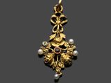un pendentif en forme de croix en or et perles