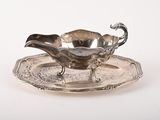 une assiette en argent ornée d'un oiseau