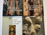 deux livres posés sur une table, avec en arrière-plan la photo d'un bâtiment