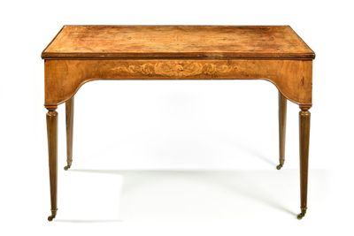 une petite table avec un plateau en bois sur fond blanc