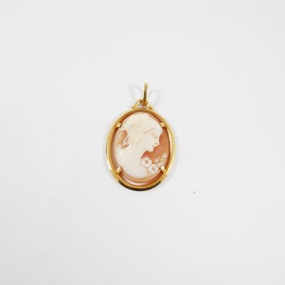 un pendentif camée plaqué or représentant le profil d'une femme