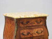 Chevet en bois, placage et marqueterie ouvrant par trois tir… (photo 2)