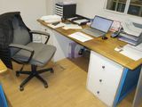 un bureau d'ordinateur avec une chaise et un ordinateur portable posé dessus