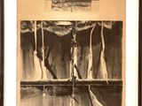 photographie en noir et blanc, encadrée, représentant une peinture d'une fenêtre avec un rideau