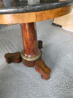 Table guéridon tripode en placage d'acajou, dessus marbre cu… (photo 4)
