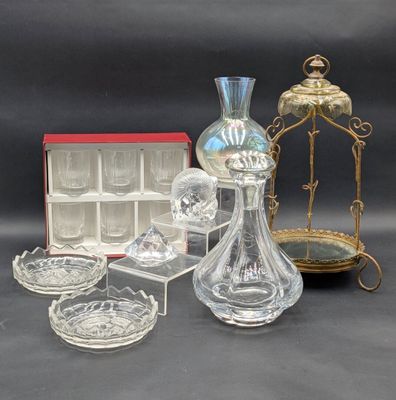 un grand nombre d'objets en verre posés sur une table