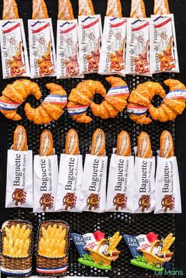 une grande variété de pains et de viennoiseries en vitrine