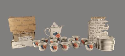 un grand nombre de tasses et de soucoupes posées sur une table