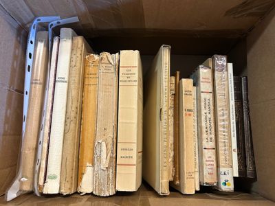 une boîte remplie de livres posée sur une table