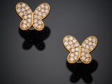 une paire de boucles d'oreilles papillon en diamant
