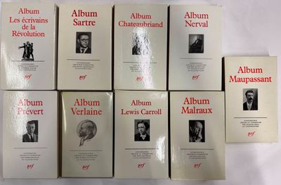 six livres posés sur une table avec un fond blanc et un fond blanc