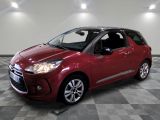 la citrole rouge est garee sur un carrelage en damier