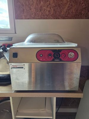une machine posée sur le comptoir de la cuisine