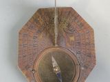 une horloge accrochée au mur de la pièce