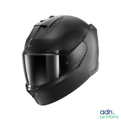 On voit un casque de motard sur fond blanc.