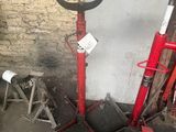 deux outils rouges et noirs qui se trouvent par terre