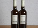 deux bouteilles de vin posées sur une table en bois