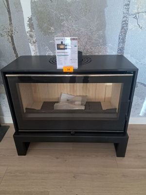 un petit poêle noir surmonté d'une porte vitrée