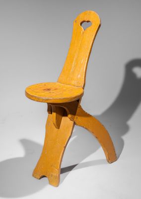 Chaise de montagne tripode, en bois, assise ronde, étroit do… - Photo 1