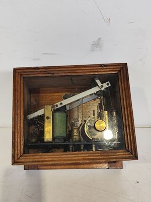 une boîte en bois avec une horloge à l'intérieur