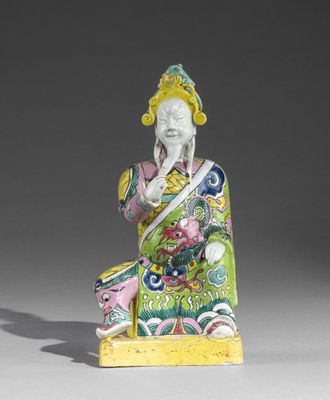 une figurine orientale représentant une femme vêtue d'une tenue verte et jaune