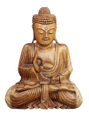 statue en bois représentant Bouddha assis en position du lotus sur fond blanc