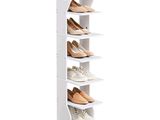 un gros plan sur un meuble à chaussures sur lequel sont posées plusieurs paires de chaussures