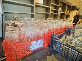 de nombreux verres à vin vides rangés dans des bacs en plastique