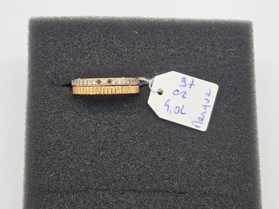 une bague avec une étiquette de prix posée sur un morceau de tissu