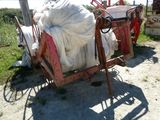 une grande pile de sacs posée à l'arrière d'un tracteur