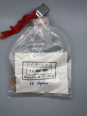 un gros plan sur un sac de nourriture muni d'une étiquette