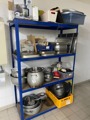 Un lot de vaisselle de table : assiettes, verres, couverts, …