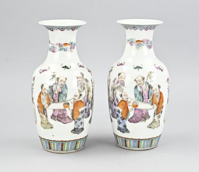 paire de vases chinois avec personnages assis sur une table
