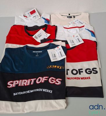 trois t-shirts de couleurs et avec des logos différents, posés sur une table