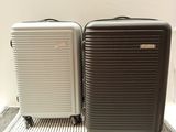 deux bagages posés l'un à côté de l'autre sur le sol