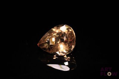 gros plan d'un diamant jaune sur une surface noire