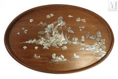 un plateau en bois orné d'une illustration représentant un paysage de montagne