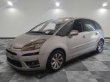 la photo d'une petite voiture argentée garée dans un garage