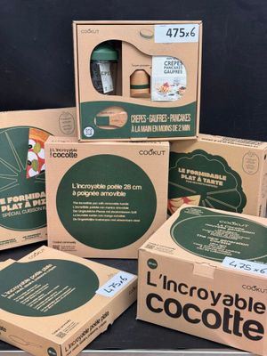 Six boîtes de Cocoate sont empilées les unes sur les autres sur une table.