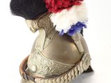 un casque argenté surmonté d'un bonnet rouge, blanc et bleu