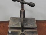 un objet métallique posé sur une table en bois