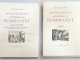 deux livres sont posés l'un à côté de l'autre sur une table