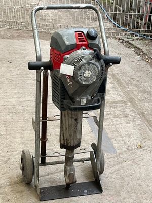 a small machine that is sitting on the ground