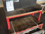 une photo d'un établi fabriqué à partir de palettes