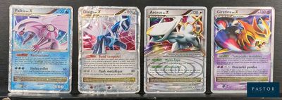 quatre types différents de cartes Pokémon exposées dans une vitrine