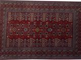 un tapis rouge orné d'un médaillon