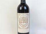la bouteille de vin est posée sur une surface blanche