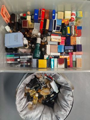 un récipient en plastique rempli d'objets divers posé sur une table